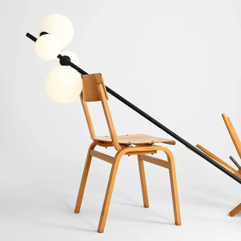 Schwarze Blütestehlampe